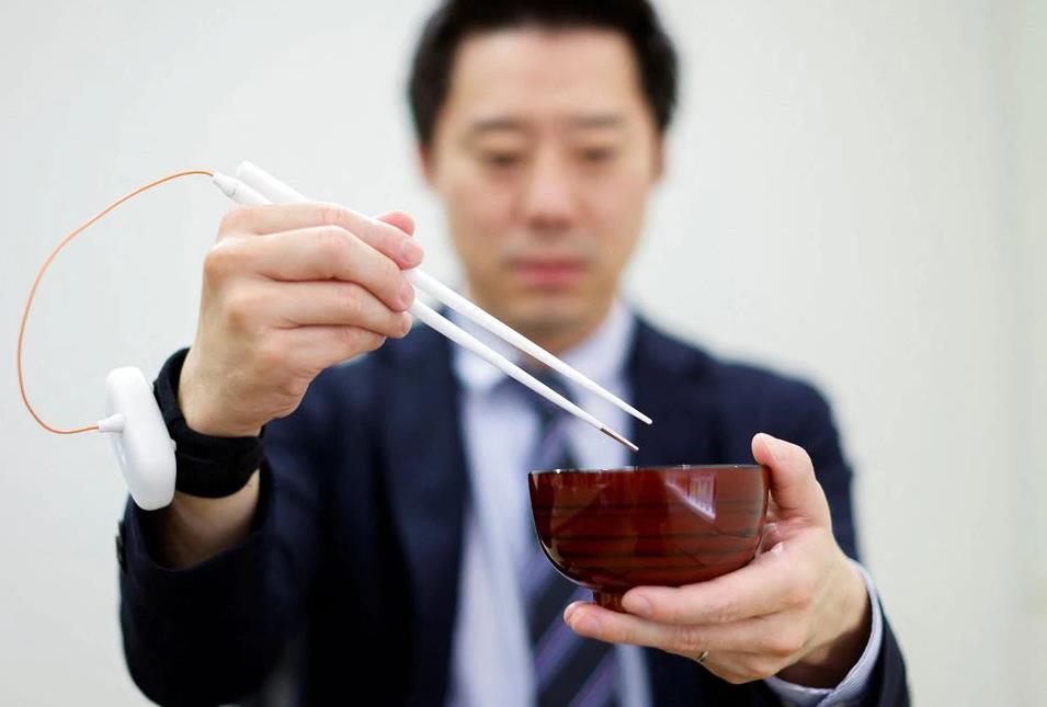 日本研究人员研制出电动筷子以增强咸味