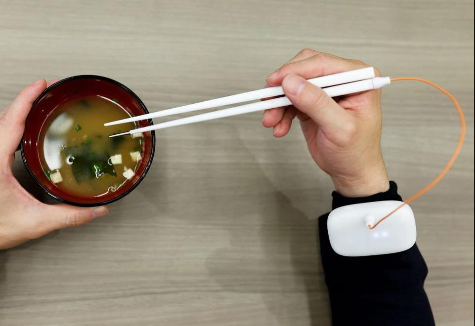 日本研究人员研制出电动筷子以增强咸味